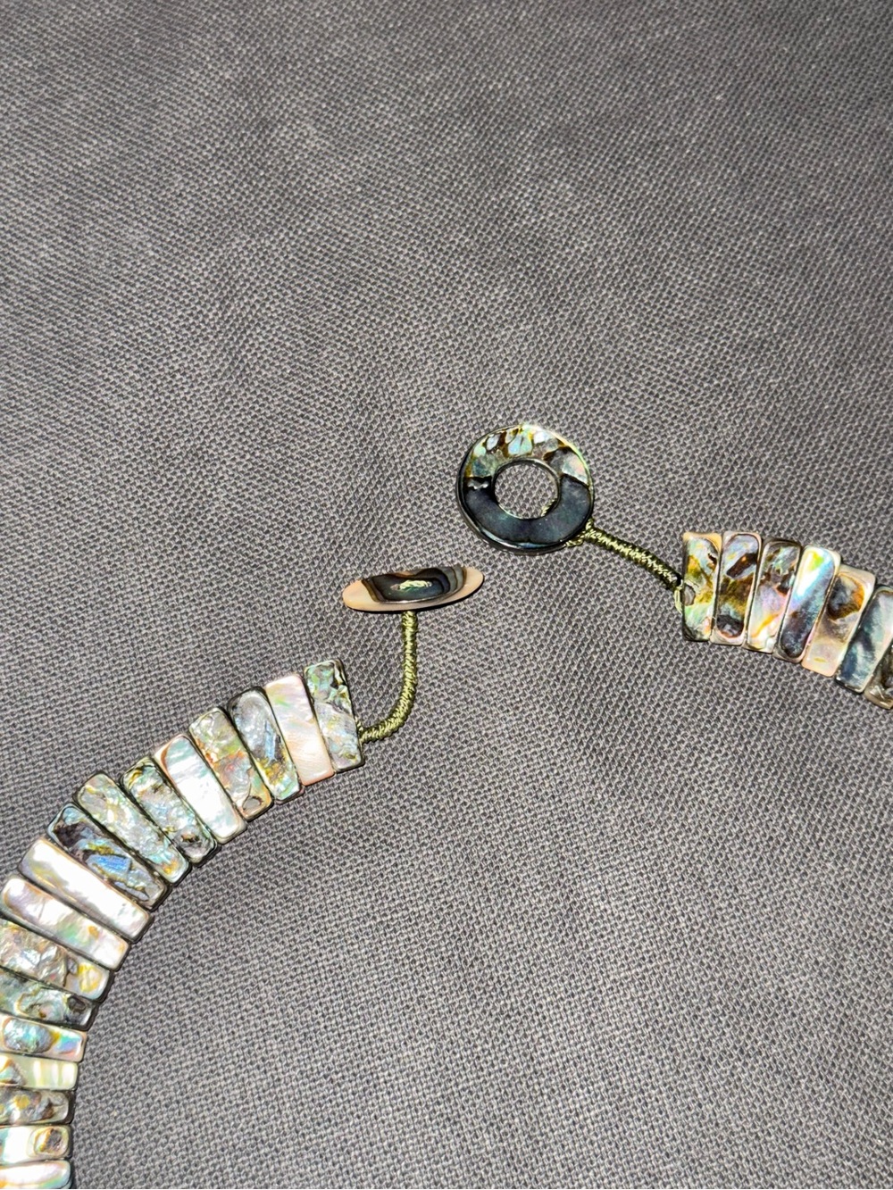 2-in-1 Reversible necklace - Natural Mother of Pearl & Iridescent Abalone Choker - Picture 7 of 8